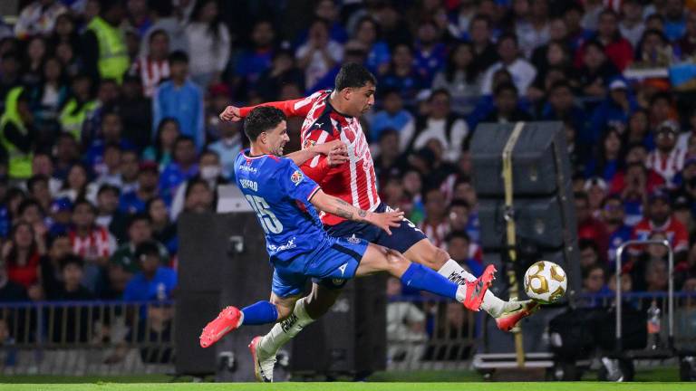 Chicharito vuela penal y Cruz Azul elimina a Chivas para avanzar a semifinales