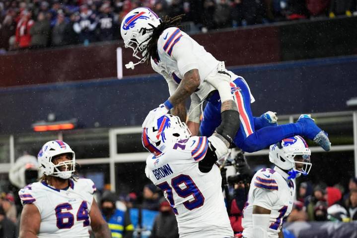 Bills remontan desventaja de 21 puntos y vencen 35-31 a Patriots, siguen en la lucha por la AFC Este – Chicago Tribune