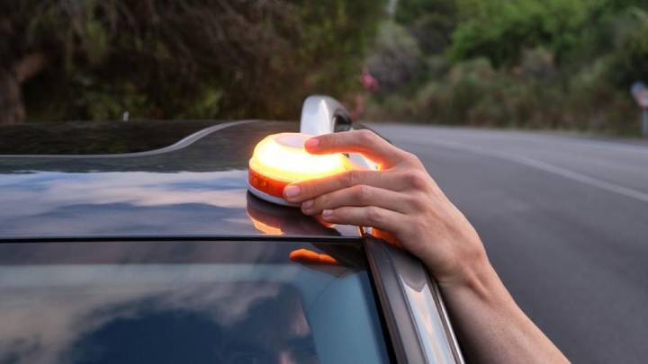 La DGT mantiene las balizas V16 y FACUA no las considera un “fraude masivo”