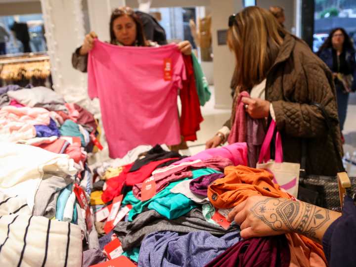 Por el avance de Shein y Temu, China arrasa con la ropa importada: 7 de cada 10 prendas que entran al país son de origen chino