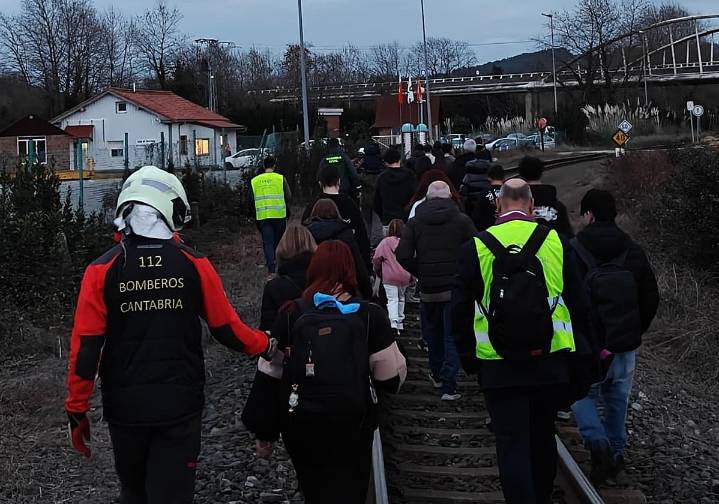 Una avería en el tren a Bilbao obliga a los pasajeros a caminar 100 metros por las vías en Ribamontán al Monte