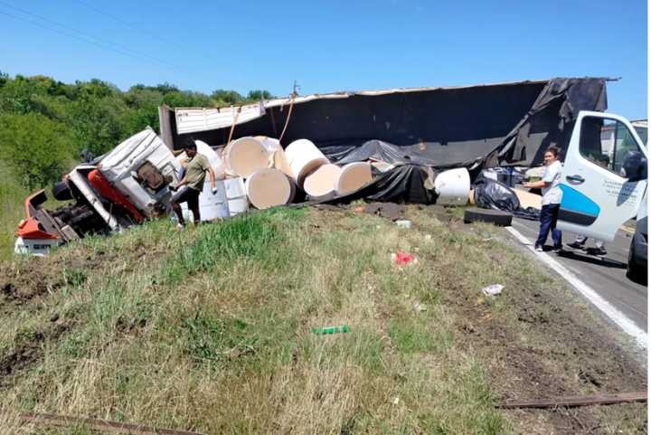 Volcó un camión en la Ruta 12, a la altura de El Palenque