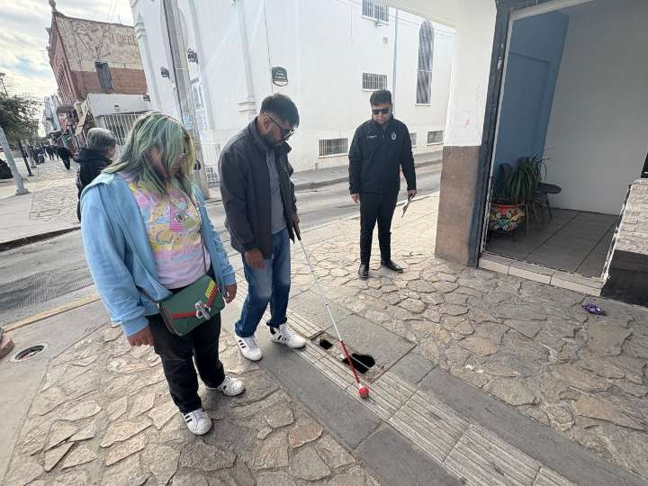 VIDEO: Descubren banquetas invadidas y rutas para invidentes destruidas en la Juárez