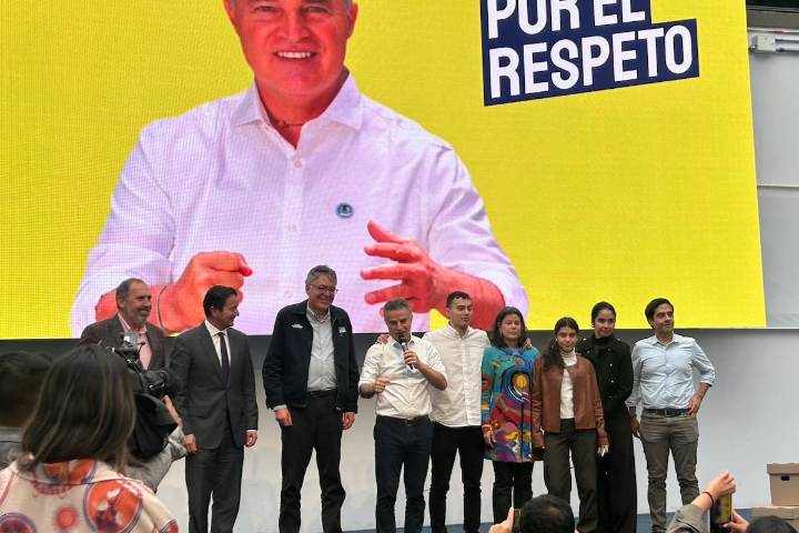 Anibal Gaviria inscribe candidatura presidencial: David Luna y Mauricio Cárdenas lo acompañaron