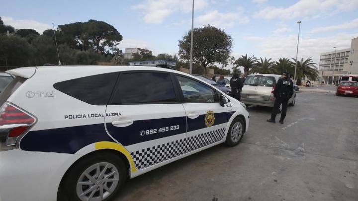 Multa de 3.000 € por tener un perro encerrado en una pequeña jaula y rodeado de heces