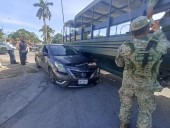 Camión militar arrastra a Versa en Chetumal; no hay lesionados