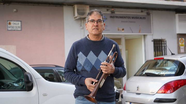 “Un instrumento te puede durar toda la vida si lo cuidas”: el minucioso trabajo de Antolín Mateos, reparador de viento en Zaragoza