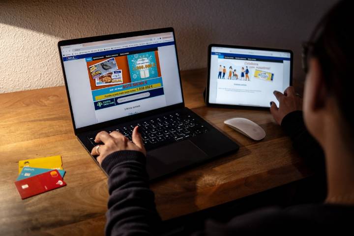 Los jóvenes con menos recursos reciben el doble de anuncios para ganar “dinero fácil” en las redes sociales