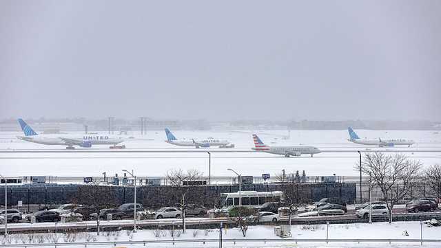 Winter weather causes thousands of flight delays