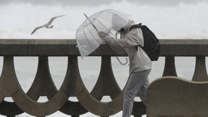 Galicia encara un martes de fuertes lluvias y vientos huracanados con alerta naranja en la costa atlántica