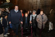 Los taxistas de Toledo enseñan gratis las luces de Navidad a personas mayores