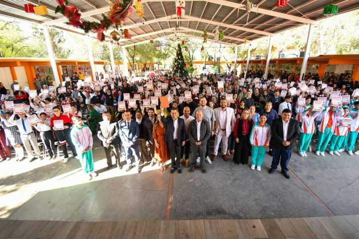 Beneficia la Fábrica de Escuelas a estudiantes con iPads