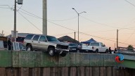 Abandonan camioneta a punto de caer de un puente, en El Pípila