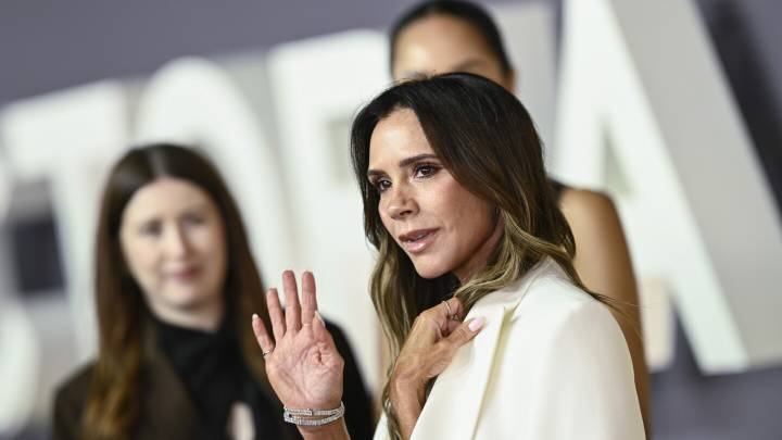 Victoria Beckham lleva las uñas almendradas de Navidad que rejuvenecen las manos a los 50