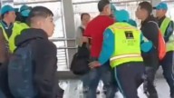 VIDEO | Colados atacaron con cuchillo a personal de Transmilenio en el Portal 20 de Julio