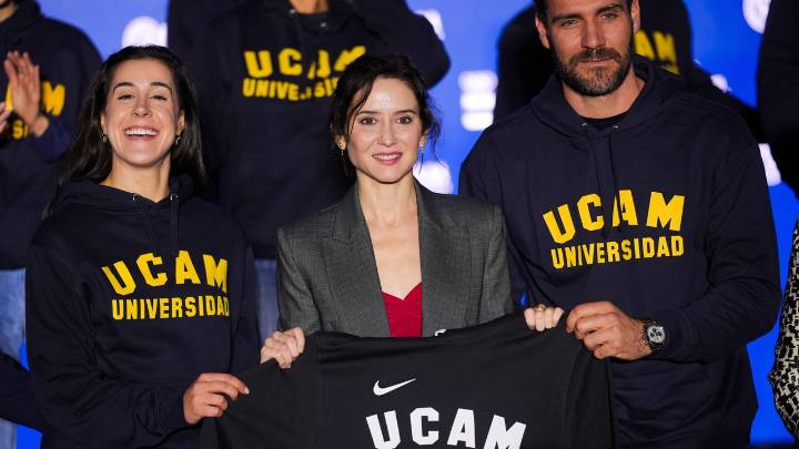 Ayuso sabe cómo darle el toque navideño al clásico traje gris con una sola prenda clave