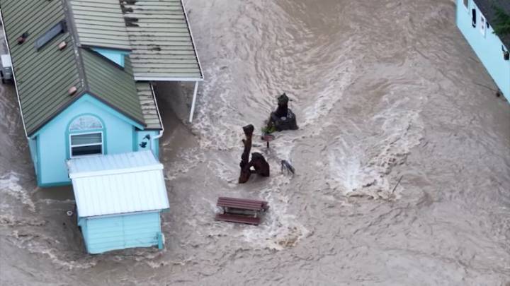 Video de dron muestra inundaciones que alcanzan los techos de casas en Hamilton, Washington