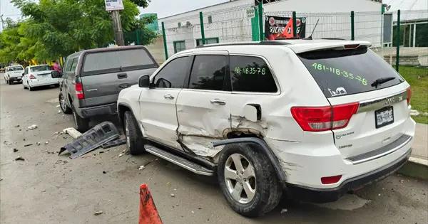 Conductor choca contra dos autos en Altavista y huye; dejó el parachoques tirado
