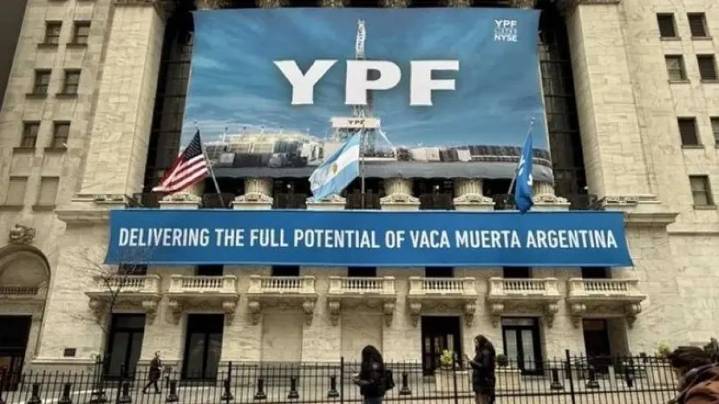 Batalla caliente por YPF: reclaman los celulares de Caputo y otros funcionarios en Nueva York