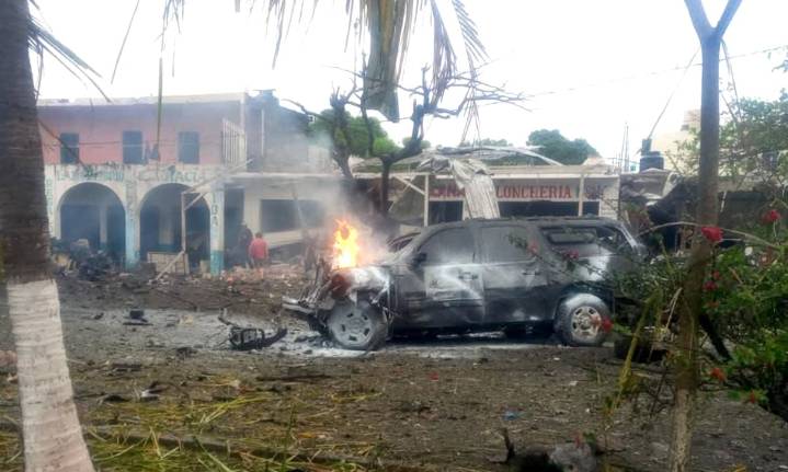 Estalla coche bomba afuera de instalaciones de la Policía Comunitaria de Coahuayana, Michoacán; reportan un muerto y 10 heridos
