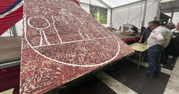 El pueblo de la Sierra de Huelva que ha vuelto a servir la ración de jamón ibérico más grande del mundo