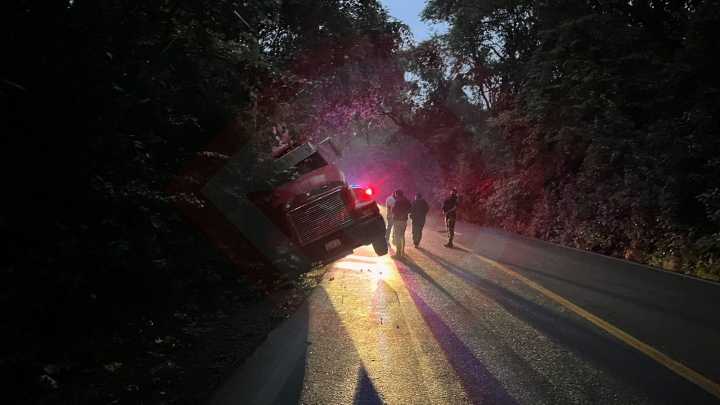 Tráiler volcó en la carretera México