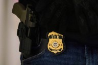 ICE acusa a un inmigrante y a su hijo de operar esquema de tráfico de 75 armas de fuego