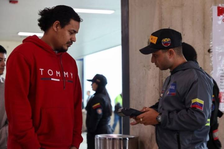 Arriban 172 venezolanos deportados desde EEUU este #5Dic: el cuarto vuelo de la semana