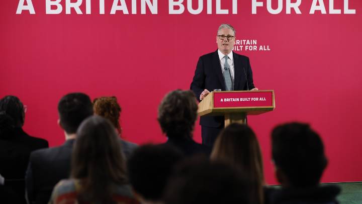 Dimite el responsable presupuestario de Reino Unido tras una filtración por error de las cuentas