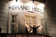 María Corina Machado reaparece en Oslo tras 11 meses y saluda a seguidores en plena crisis Venezuela