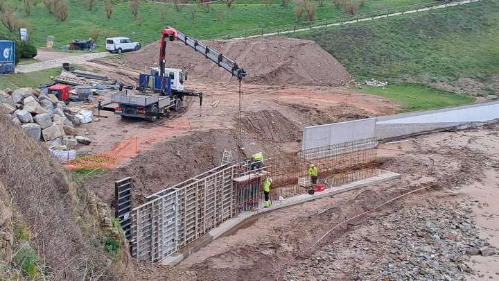 Así se transforman los accesos a la playa del Murallón, en Tapia: la obra avanza a buen ritmo