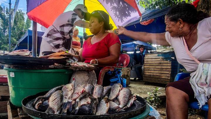 Venta de comida en la calle y conductores, los trabajos que lideran auge de empleo informal en Colombia