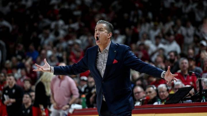 Calipari picks up his 20th win over Louisville, this time with Arkansas