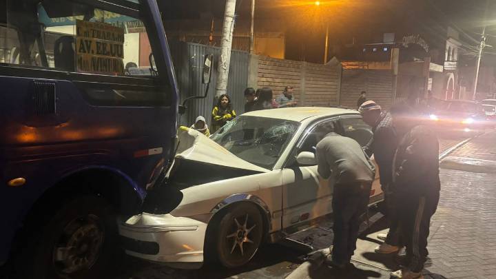 Familia resulta herida tras choque entre auto y bus de transporte público