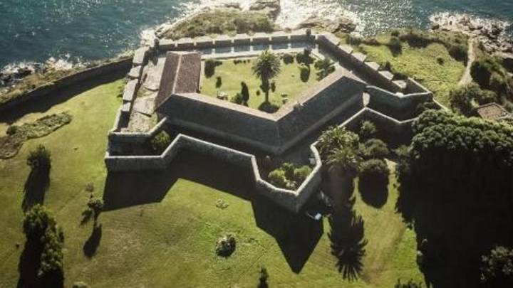 Este pueblo de Galicia mezcla castros y piratas mientras busca nuevo dueño para su millonario castillo frente al mar
