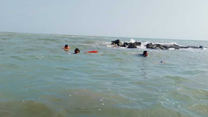 Policía Rescata Hombre que era Arrastrado por el Mar en Playas Chachalacas en Veracruz