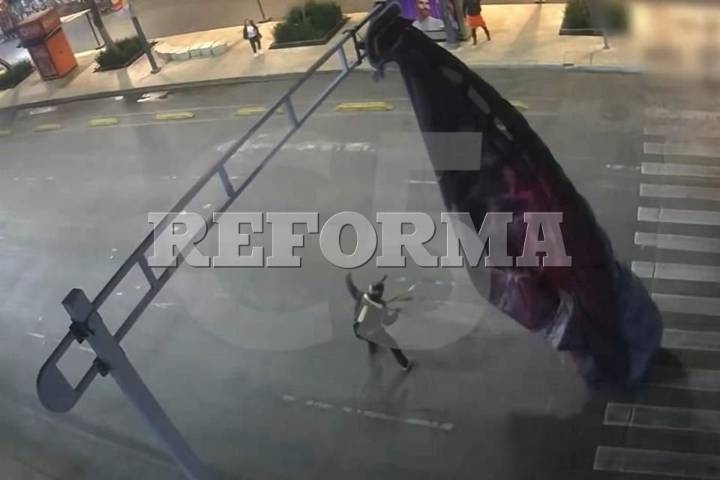 Se enreda paracaidista de EU en semáforo de CDMX tras falla