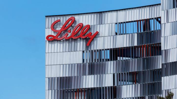 Eli Lilly's weight loss drug retatrutide clears first late