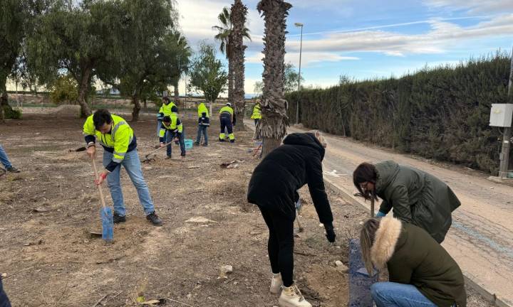 Aguas de Lorca planta un centenar de árboles en la EDAR de La Hoya para crear un nuevo pulmón verde