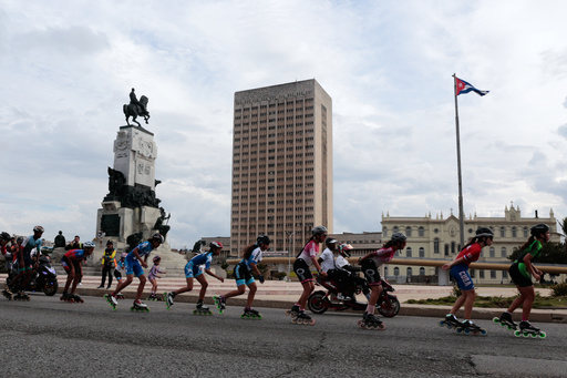 Cientos de patinadores se congregan frente al Malecón de La Habana
