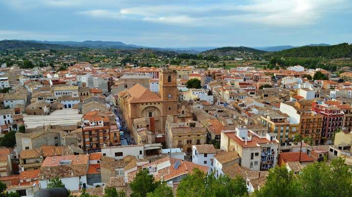 El bonito pueblo de Valencia a 1 hora de Albacete: sierras de 1.000 metros y una ruta con 30 monumentos