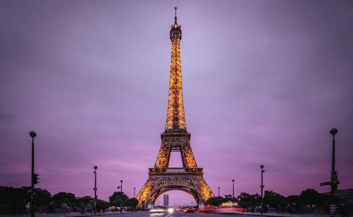 VIDEO Francia investiga a creador de contenido por lanzar fuegos artificiales frente a la Torre Eiffel