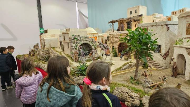 Un Belén en 360 grados y con figuras en 3D que se despide de la plaza Teniente Linares de Orihuela