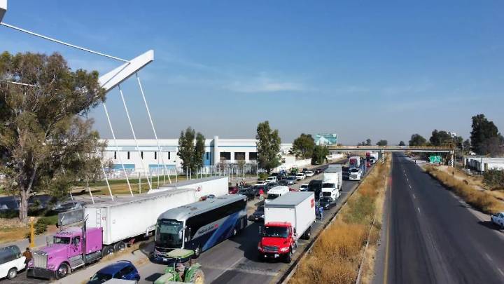 “Vamos a colapsar el país”: agricultores cierran la 45 Sur y Norte ante inminente aprobación fast track de la reforma a la Ley de Aguas