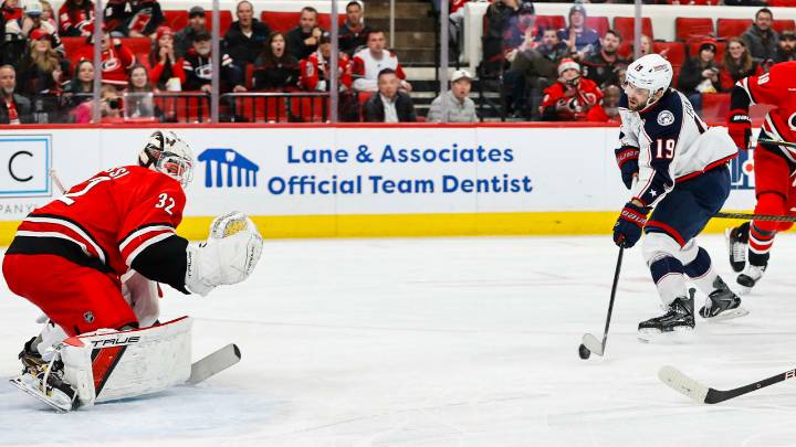 Bussi wins 7th straight, Hurricanes pull away from Blue Jackets