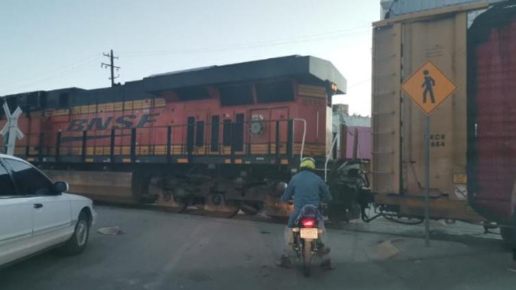 Intentó cruzar entre vagones del tren y terminó mutilado