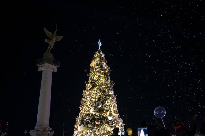 Inicia la fiesta navideña: Se llena de luz la Plaza del Ángel