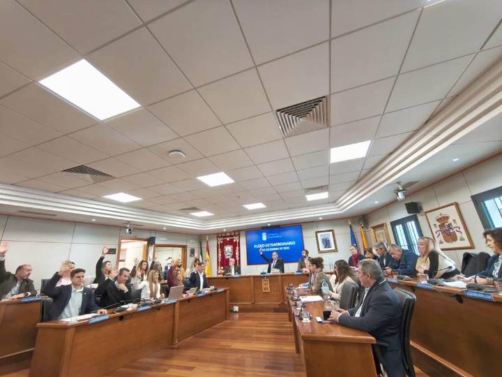 Benalmádena aprueba el presupuesto para 2026, que permitirá avanzar en el desarrollo de la ciudad y seguir apoyando a los colectivos sociales