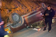 Pareja de adultos mayores salva su vida tras volcar en la carretera Saltillo