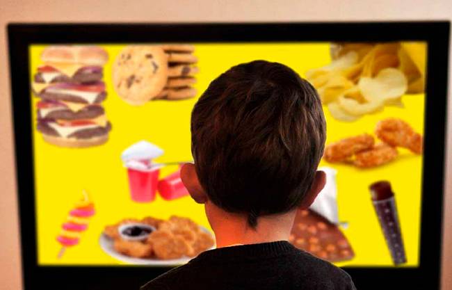 Infancias, víctimas de la publicidad ‘pro-chatarra’; los atraen a una vida de sobrepeso y enfermedades